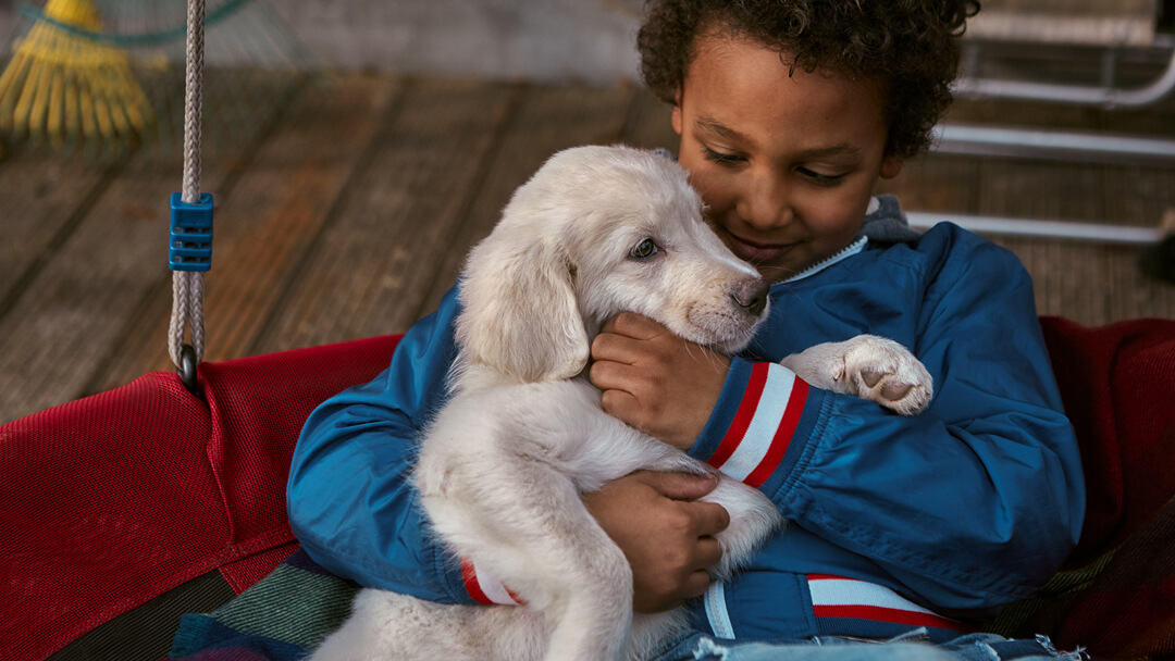 Jongen met puppy