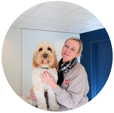 la coordinatrice de villa samson et un chien