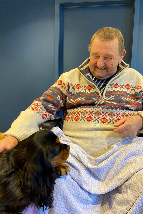 een patiënt aait een hond