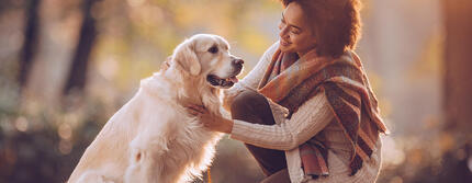 Vrouw met hond in bos