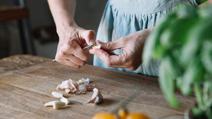 vrouw pelt knoflook 