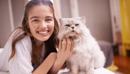 glimlachende vrouw met een kat 