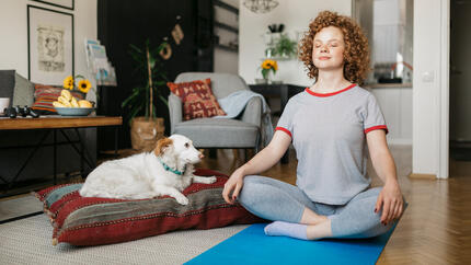 vrouw en hond mediteren  