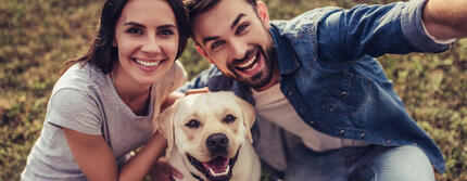 koppel neemt selfie met hond