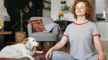 mediterende vrouw met hond