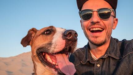 chien et son maitre souriant