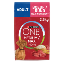 Een zak hondenvoeding PURINA ONE® Medium/Maxi >10kg Adult Rund