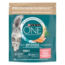 Emballage Purina ONE® Adult Nourriture pour chat adulte au saumon et céréales complètes