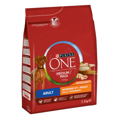 Een zak hondenvoeding PURINA ONE® Medium/Maxi >10kg Adult Kip