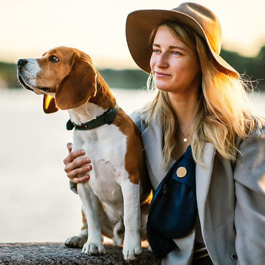Vrouwen met Beagle vlakbij de rivier