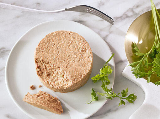 Mousse Gourmet Gold servie sur une assiette