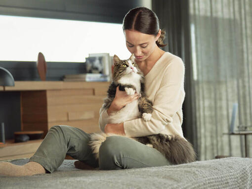 Femme tenant un chat sur ses genoux