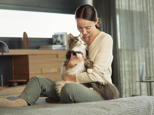 Vrouw met een kat op schoot