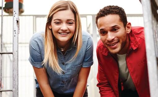 Homme et femme dans un centre d'adoption