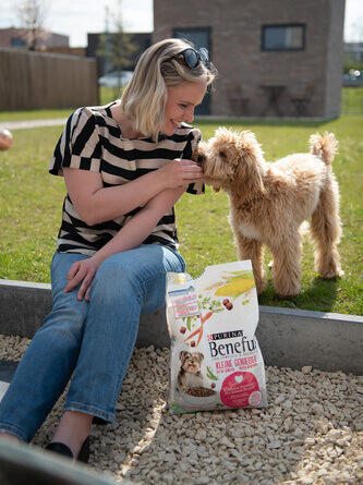 Fille nourrissant un chien