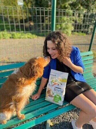 Fille nourrissant un chien