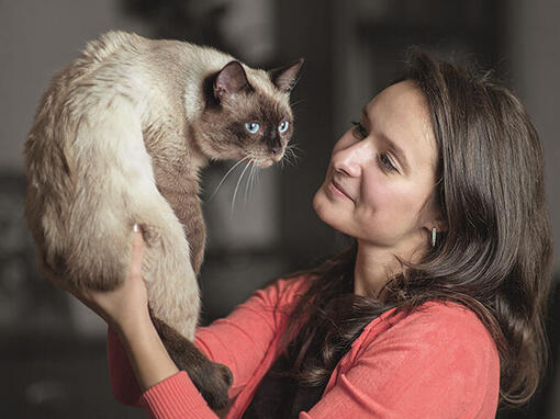 Vrouw heeft een kat vast