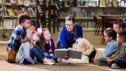 cercle d'enfants écoutant une histoire