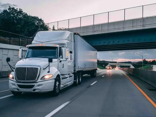 witte vrachtwagen op de weg