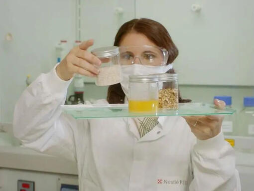 Une femme scientifique s'intéresse aux ingrédients contenus dans les bocaux
