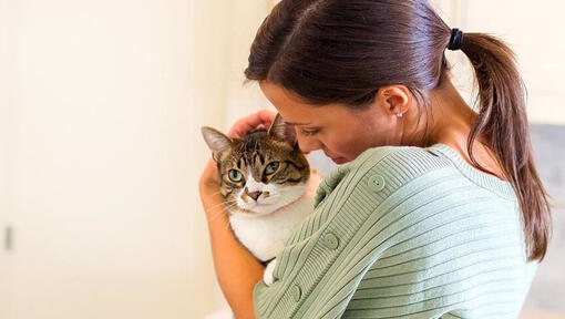 Une femme câline un chat