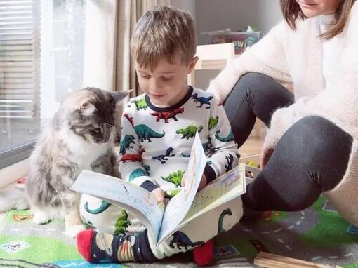 Enfant couché avec chiot Golden Retriever