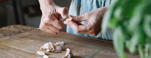vrouw pelt knoflook