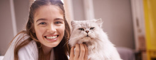 glimlachende vrouw met een kat