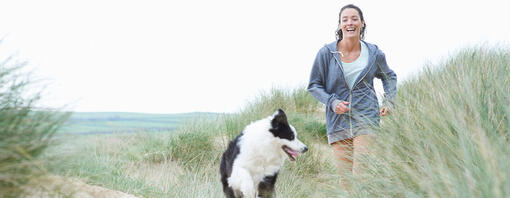 hond en baasje in de duinen