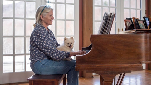 hond luistert naar baasje dat pianospeelt