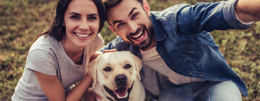 koppel neemt selfie met hond