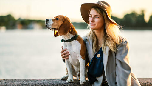 Femme avec un beagle au bord de la rivière