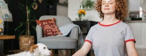 mediterende vrouw met hond
