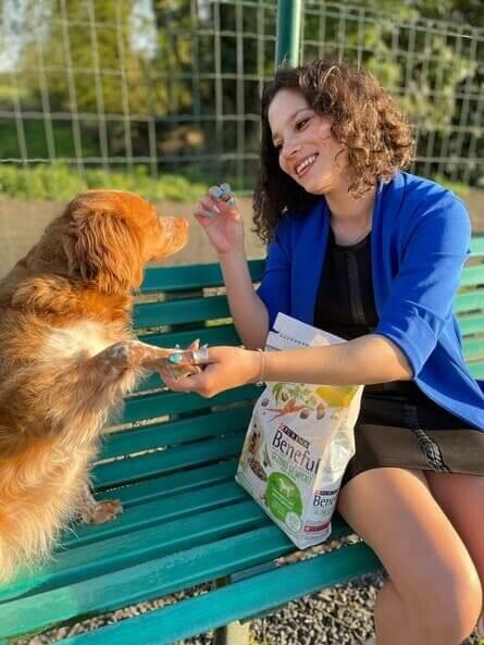 Meisje dat een hond voedt