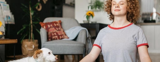 mediterende vrouw met hond