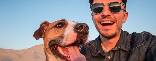 chien et son maitre souriant